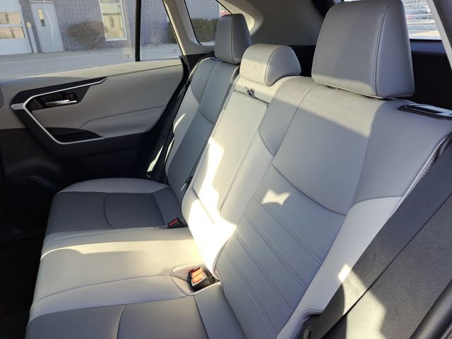 Used 2021 Toyota RAV4 XLE Premium image 22