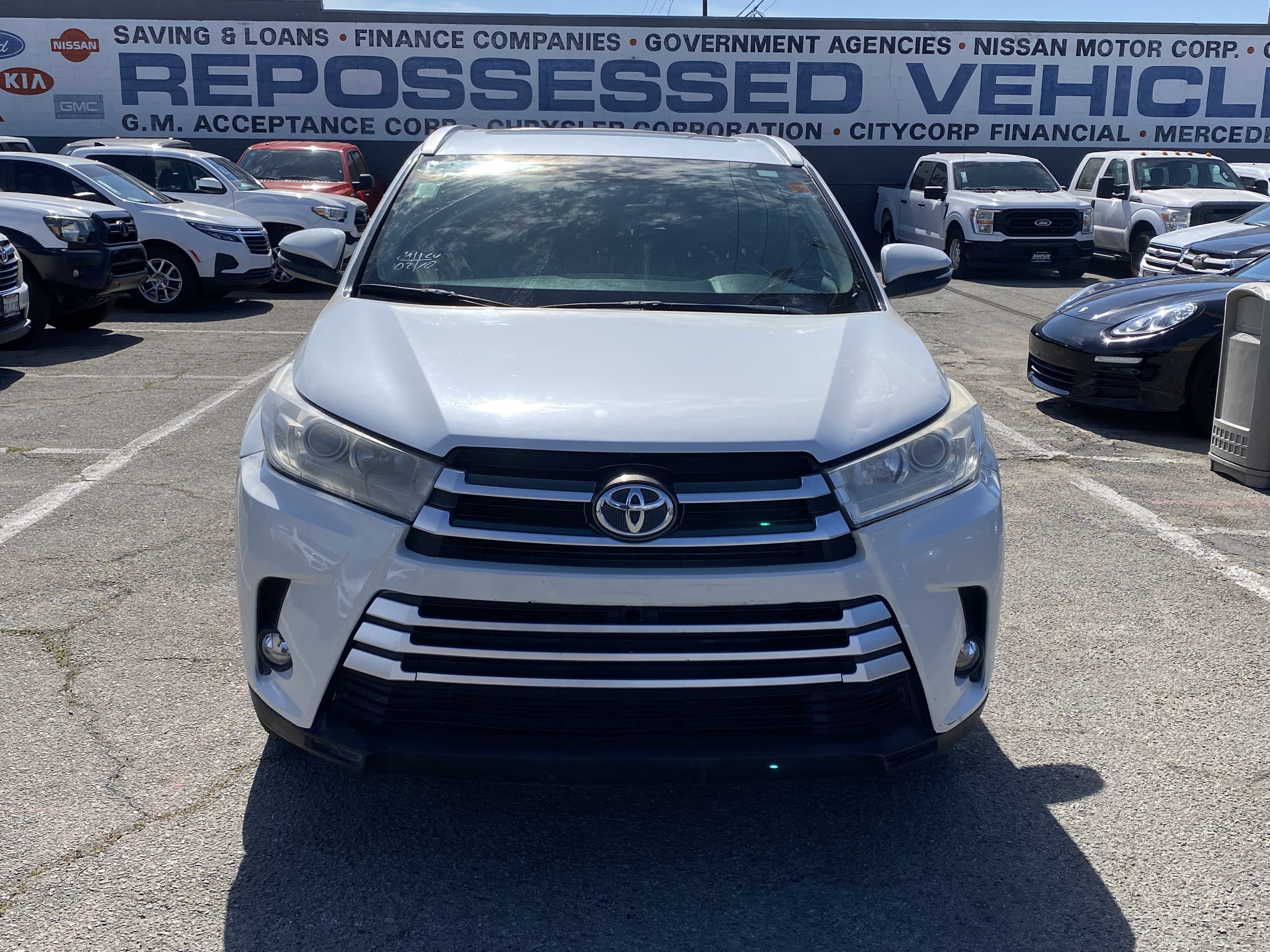 Used 2019 Toyota Highlander XLE FWD image 3