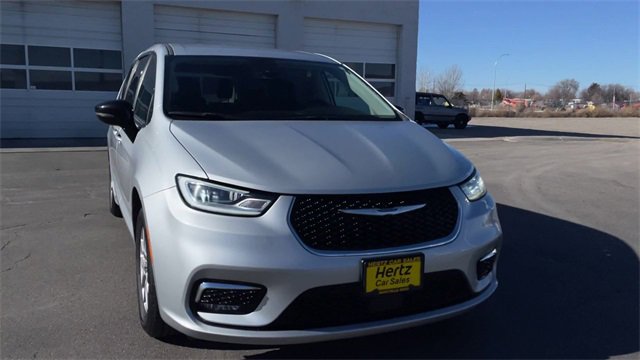 Used 2024 Chrysler Pacifica Touring-L image 4