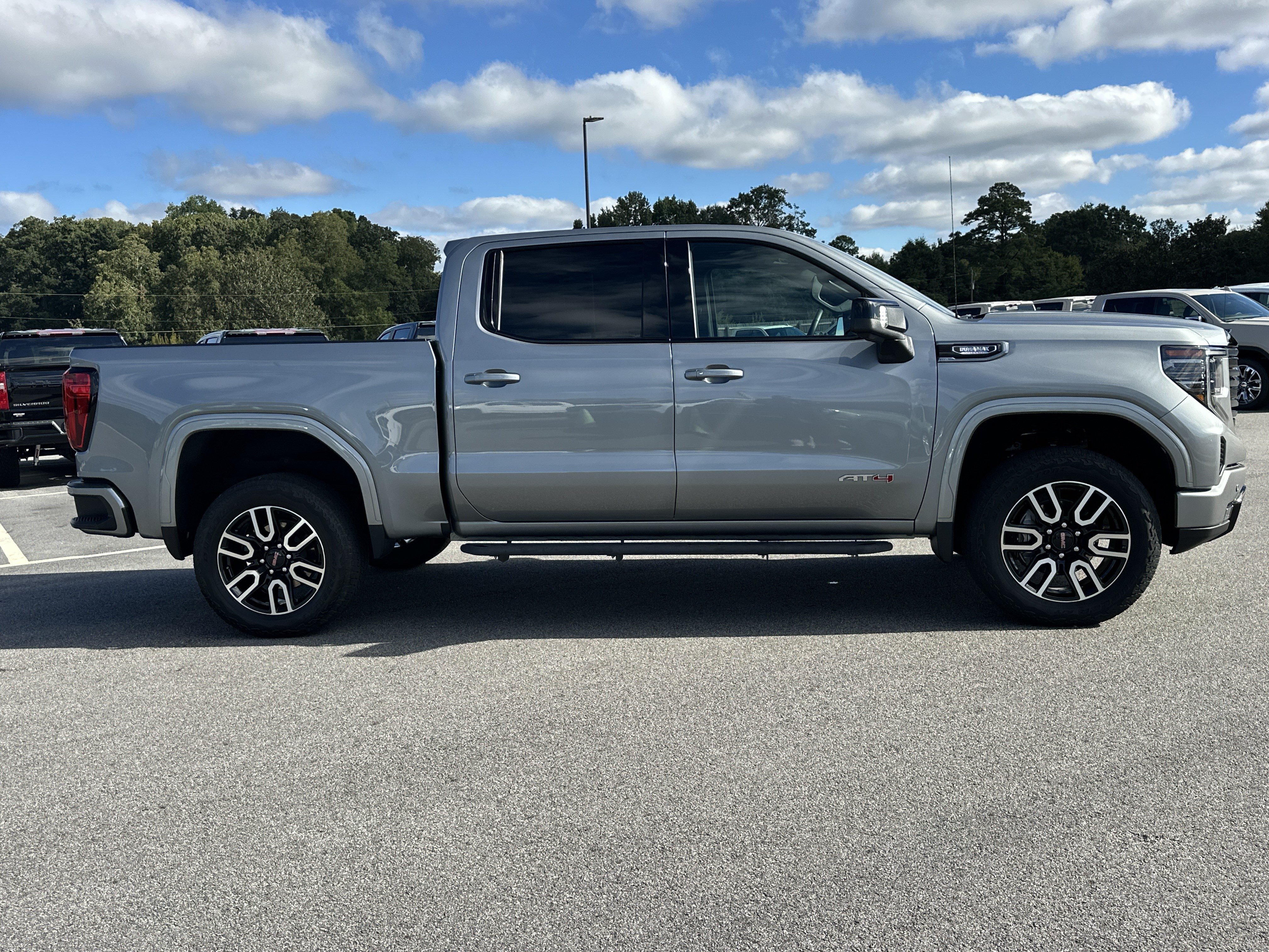 Used 2025 GMC Sierra 1500 AT4 w/ Technology Package AWD/4WD image 4
