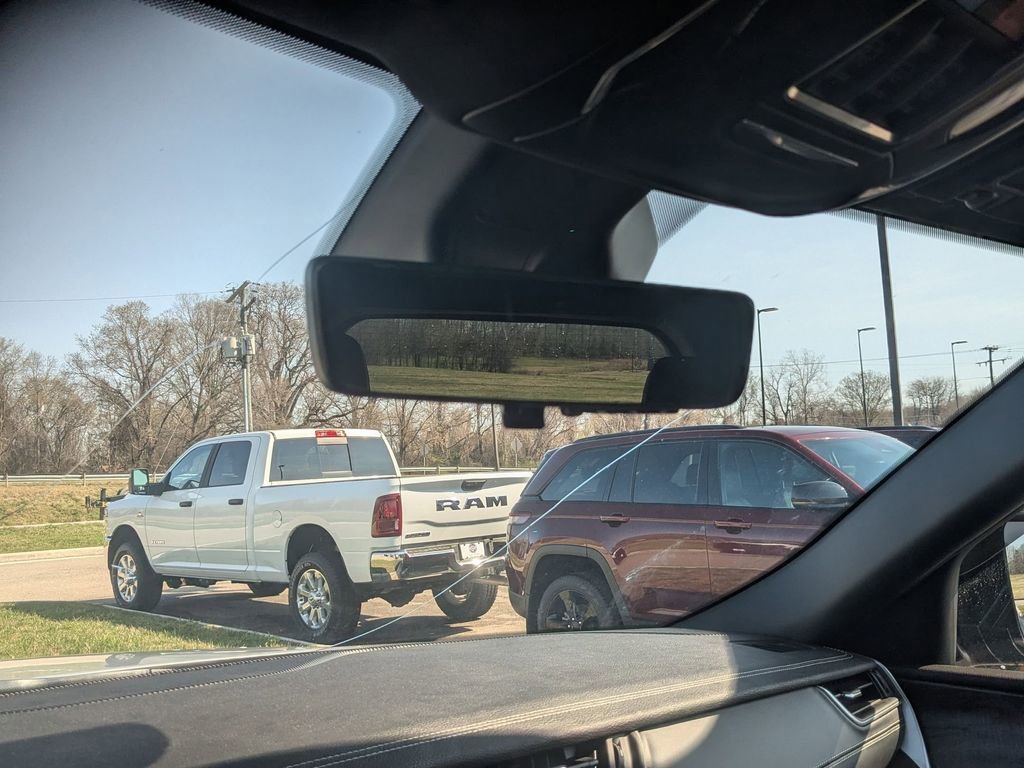 Used 2025 Jeep Grand Cherokee Limited w/ Luxury Tech Group II image 34