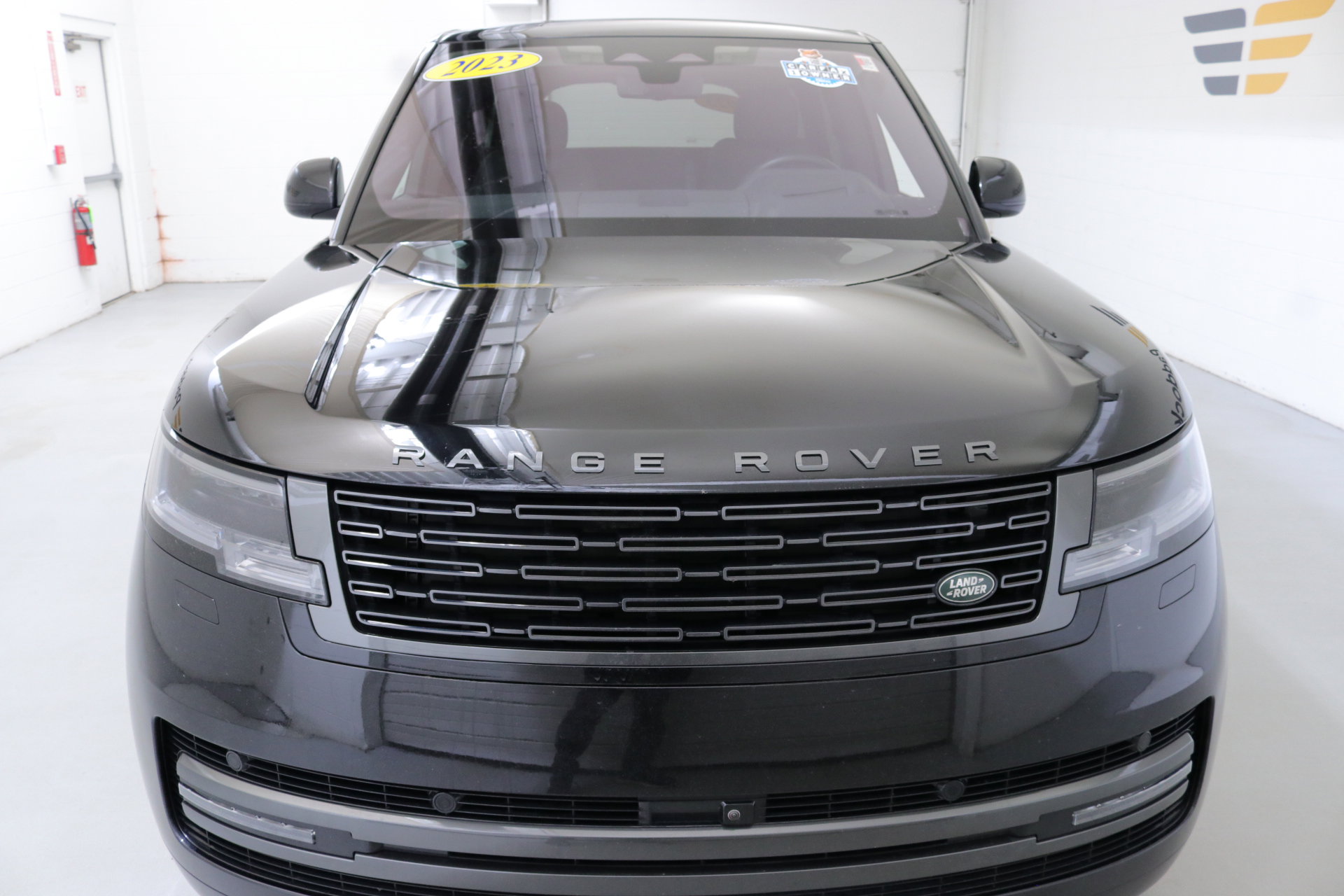 Used 2023 Land Rover Range Rover SE image 2