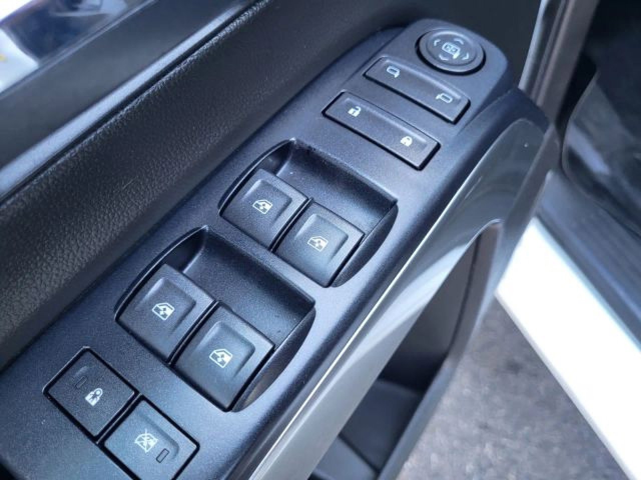 Used 2018 Chevrolet Silverado 1500 LT w/ Trailering Package image 12