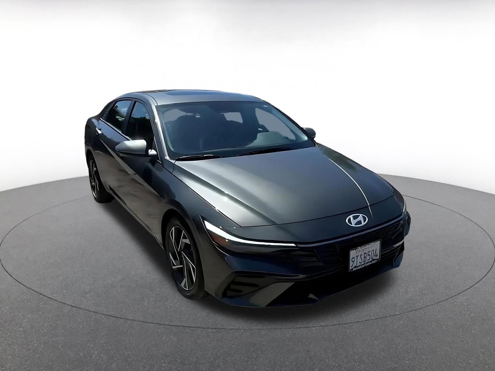 Used 2025 Hyundai Elantra Limited image 3