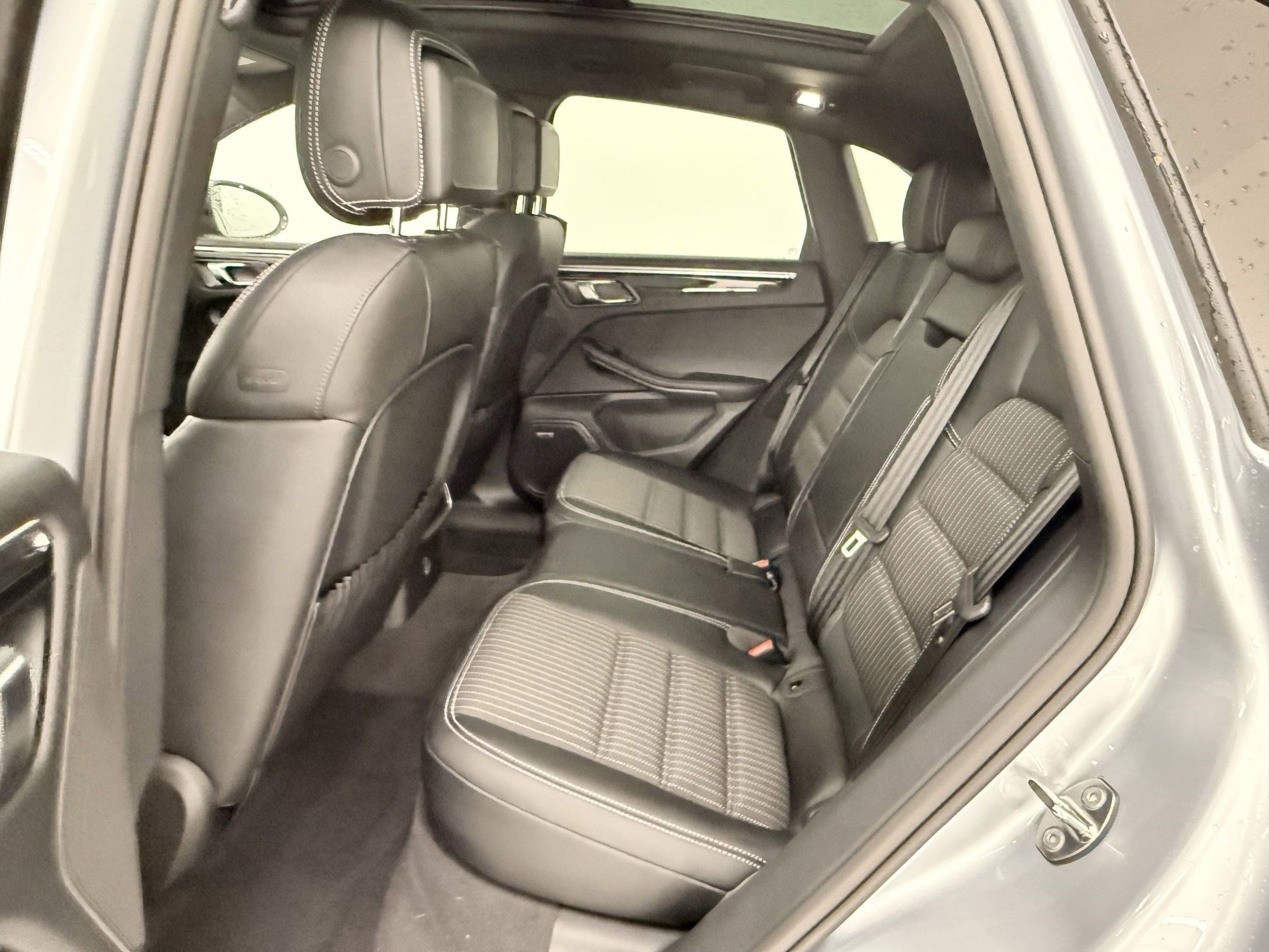 Used 2025 Porsche Macan image 13