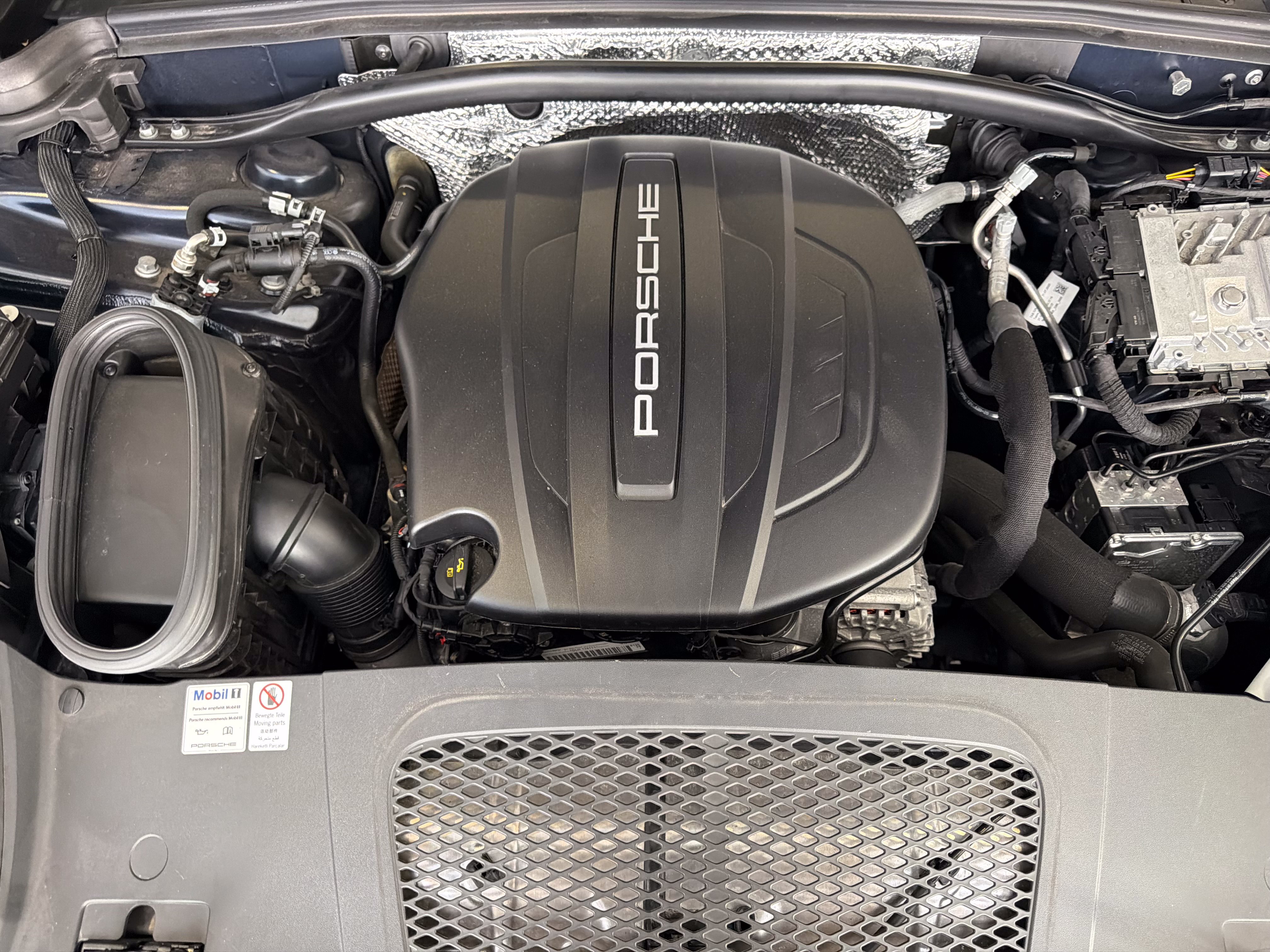 Certified 2021 Porsche Macan AWD/4WD image 28