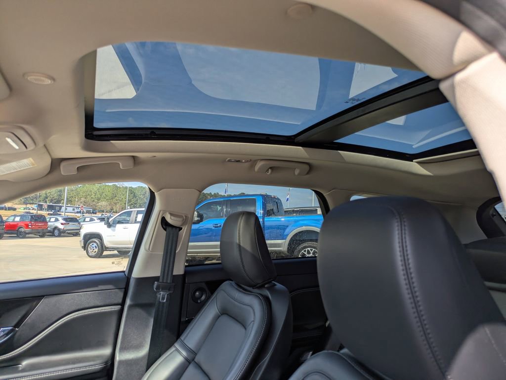 Used 2023 Lincoln Corsair Reserve w/ Equipment Group 202A image 8