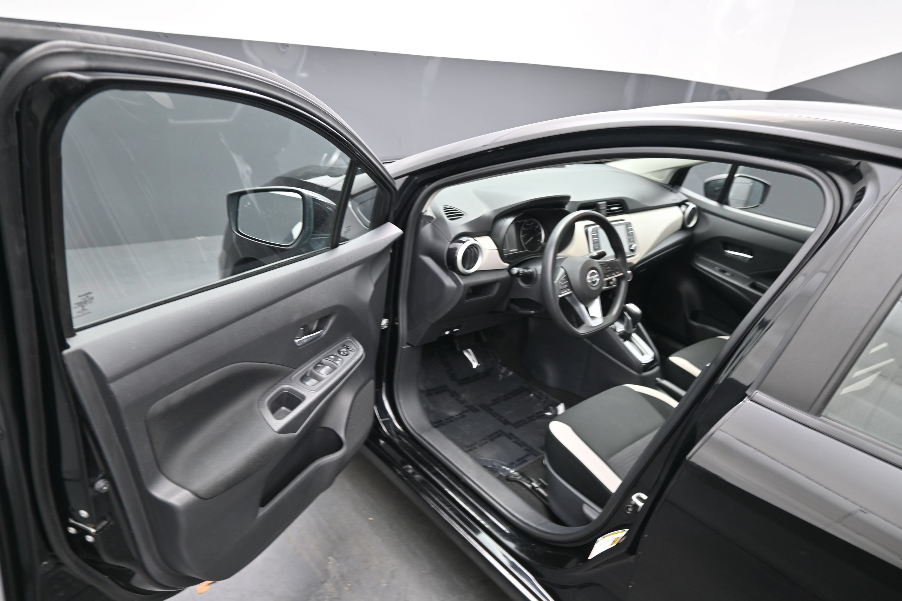 Used 2021 Nissan Versa SV FWD image 16