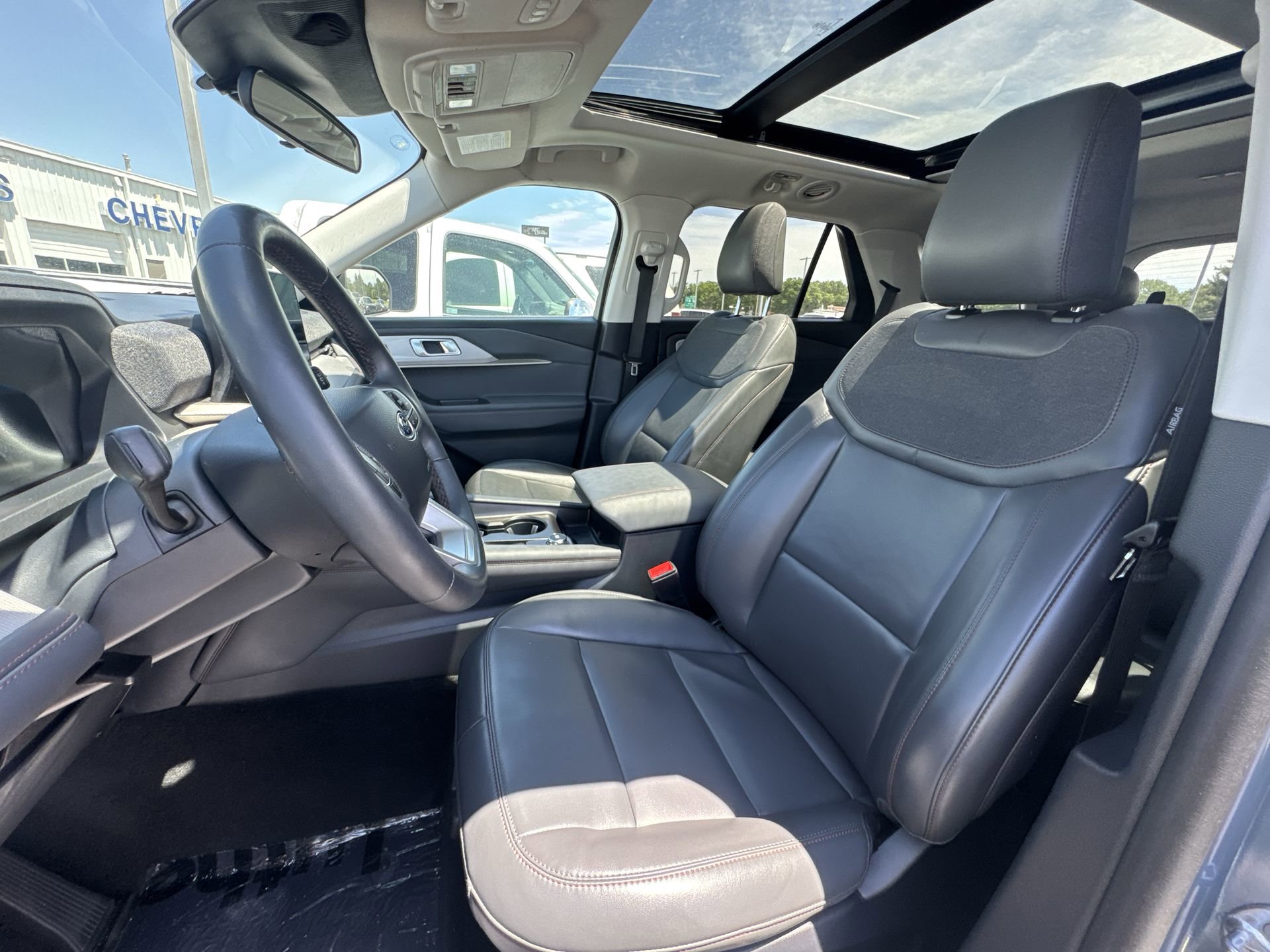 Used 2025 Ford Explorer Active w/ Active Comfort Package AWD/4WD image 3