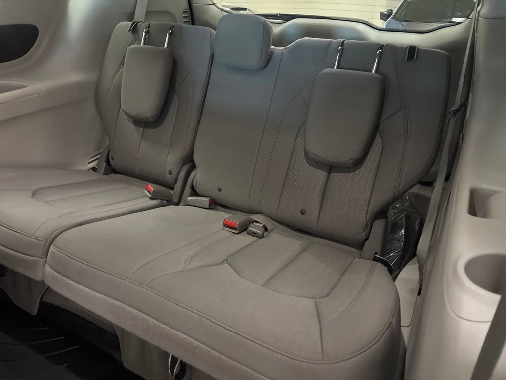 Used 2017 Chrysler Pacifica Touring Plus w/ Tire & Wheel Group FWD image 26