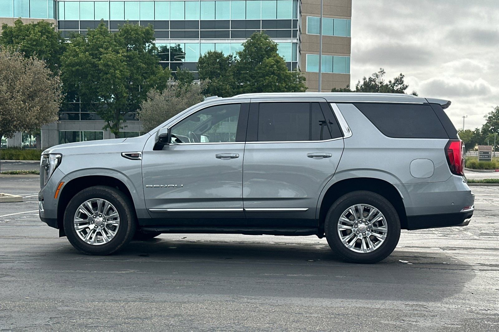 Used 2025 GMC Yukon Denali AWD/4WD image 7