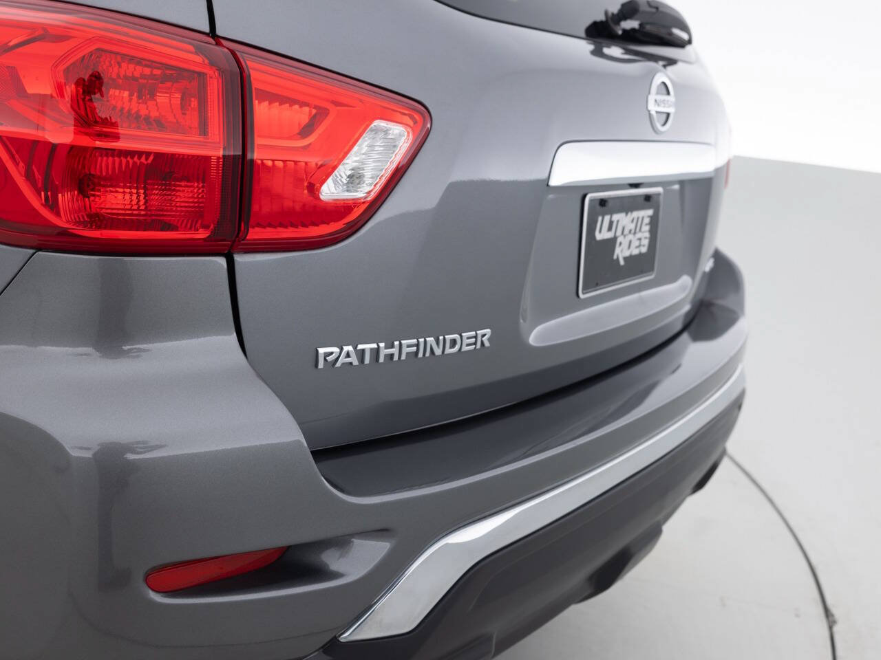 Used 2018 Nissan Pathfinder S AWD/4WD image 16