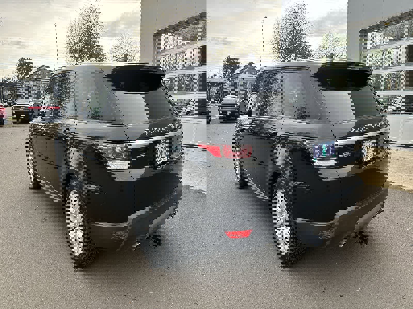 Used 2017 Land Rover Range Rover Sport SE image 3