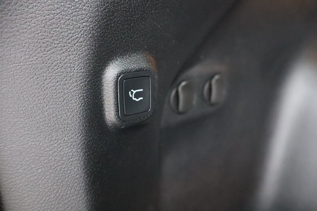 Used 2020 Jeep Cherokee Limited image 37