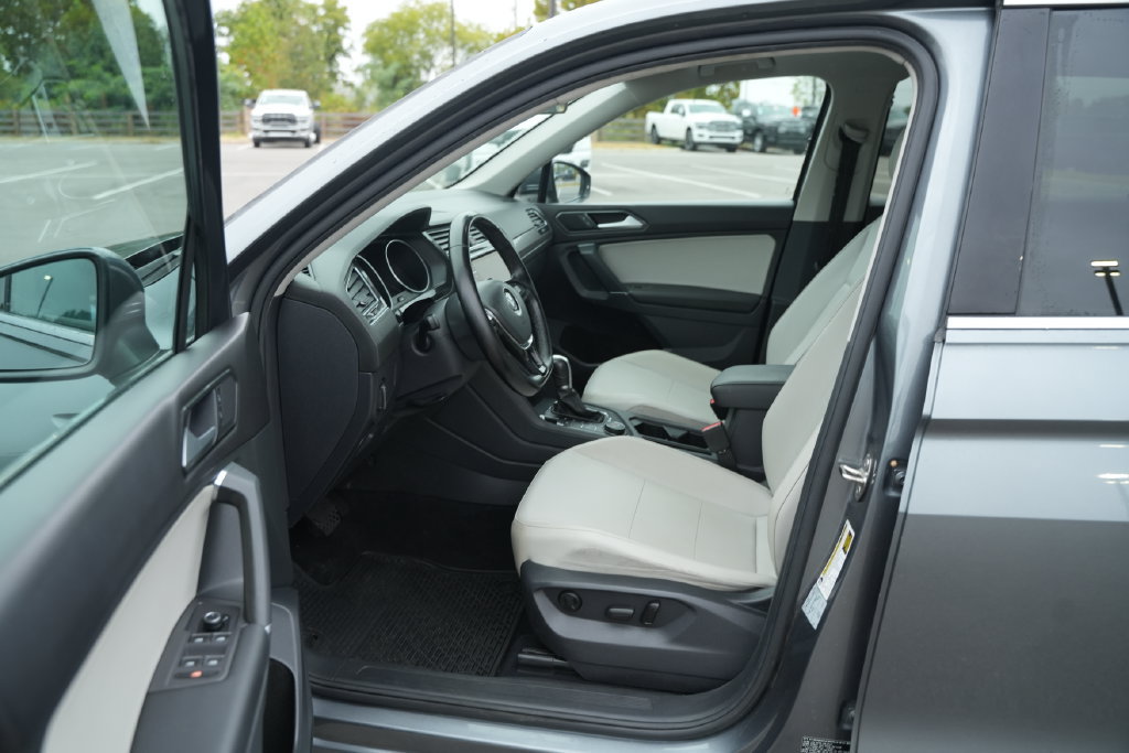 Used 2018 Volkswagen Tiguan SE w/ Panoramic Sunroof Package AWD/4WD image 13