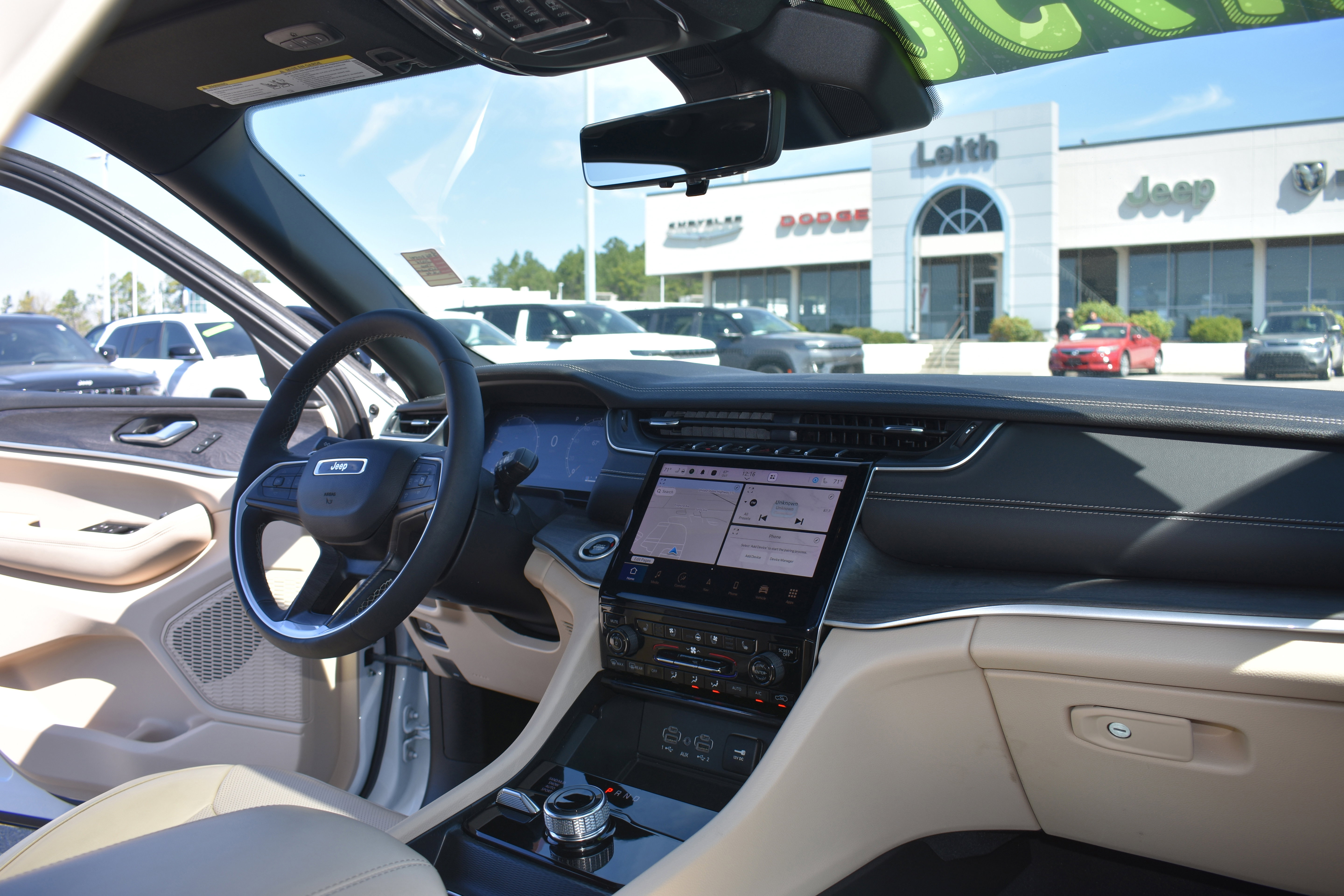 Used 2025 Jeep Grand Cherokee Limited w/ Luxury Tech Group II image 33