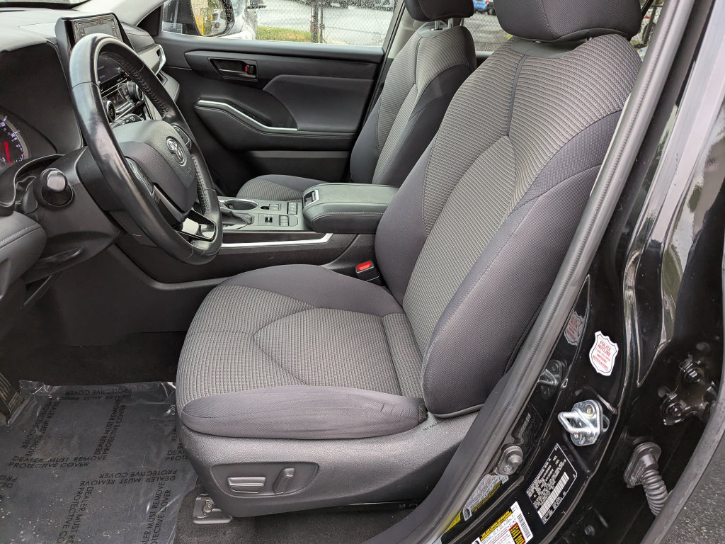 Used 2021 Toyota Highlander LE AWD/4WD image 16