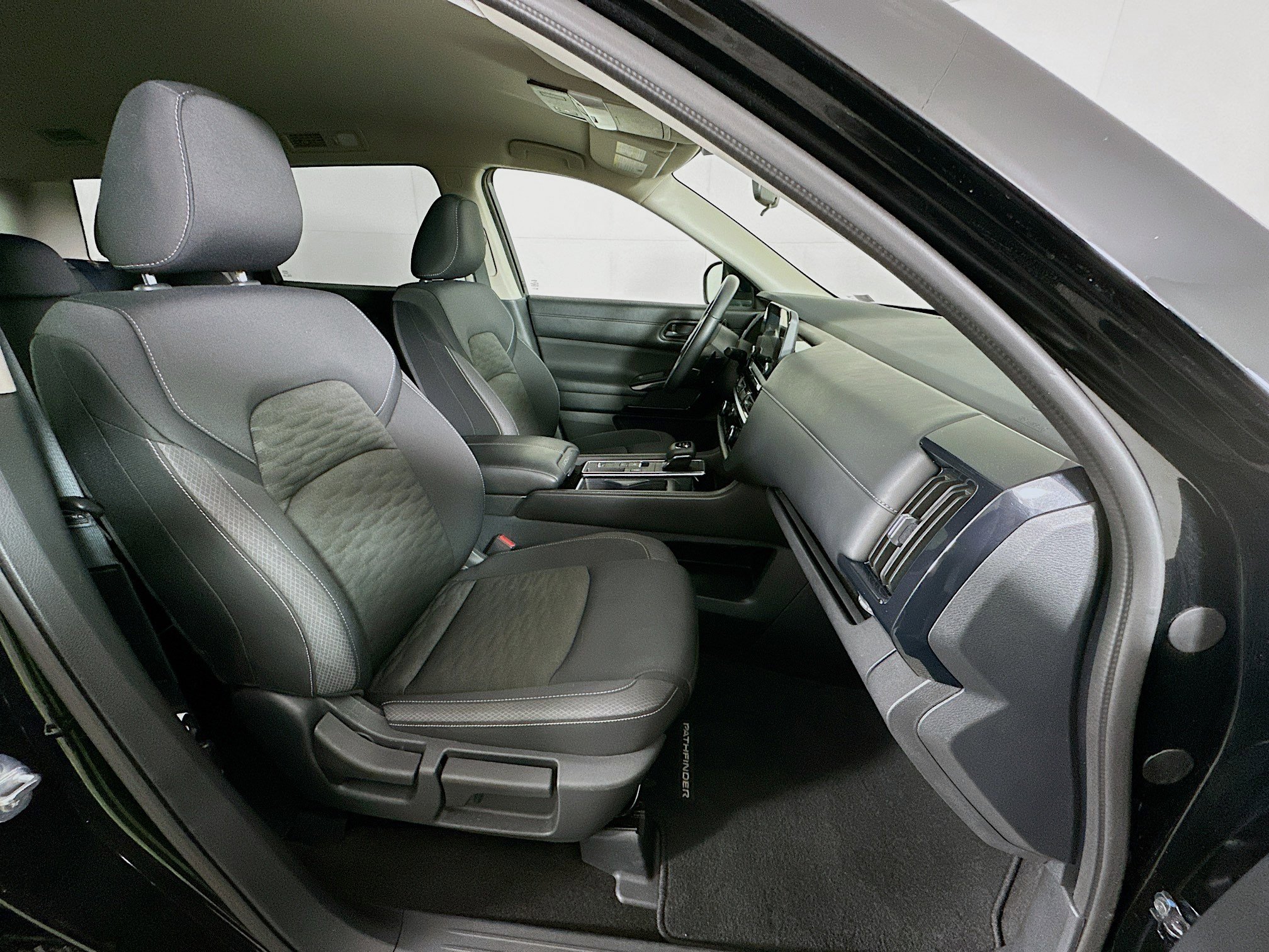 Used 2025 Nissan Pathfinder SV image 33