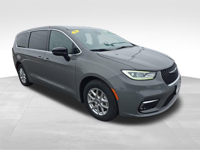 Used 2025 Chrysler Pacifica Select image 7