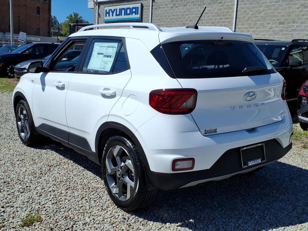 New 2026 Hyundai Venue SEL FWD image 2