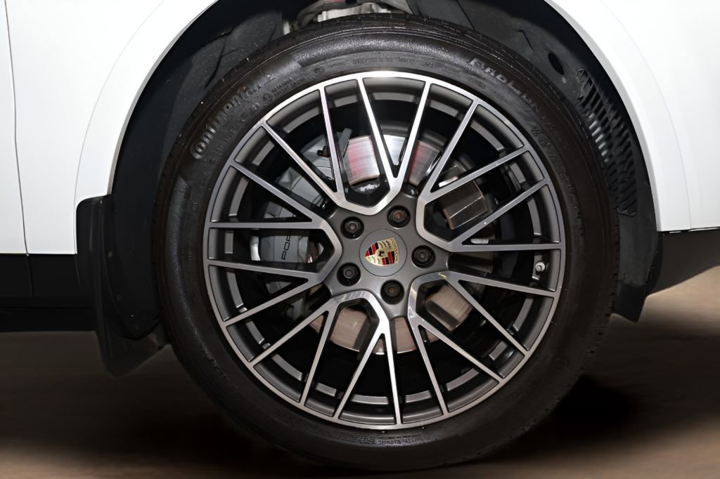 Used 2021 Porsche Cayenne S w/ Premium Package Plus image 33