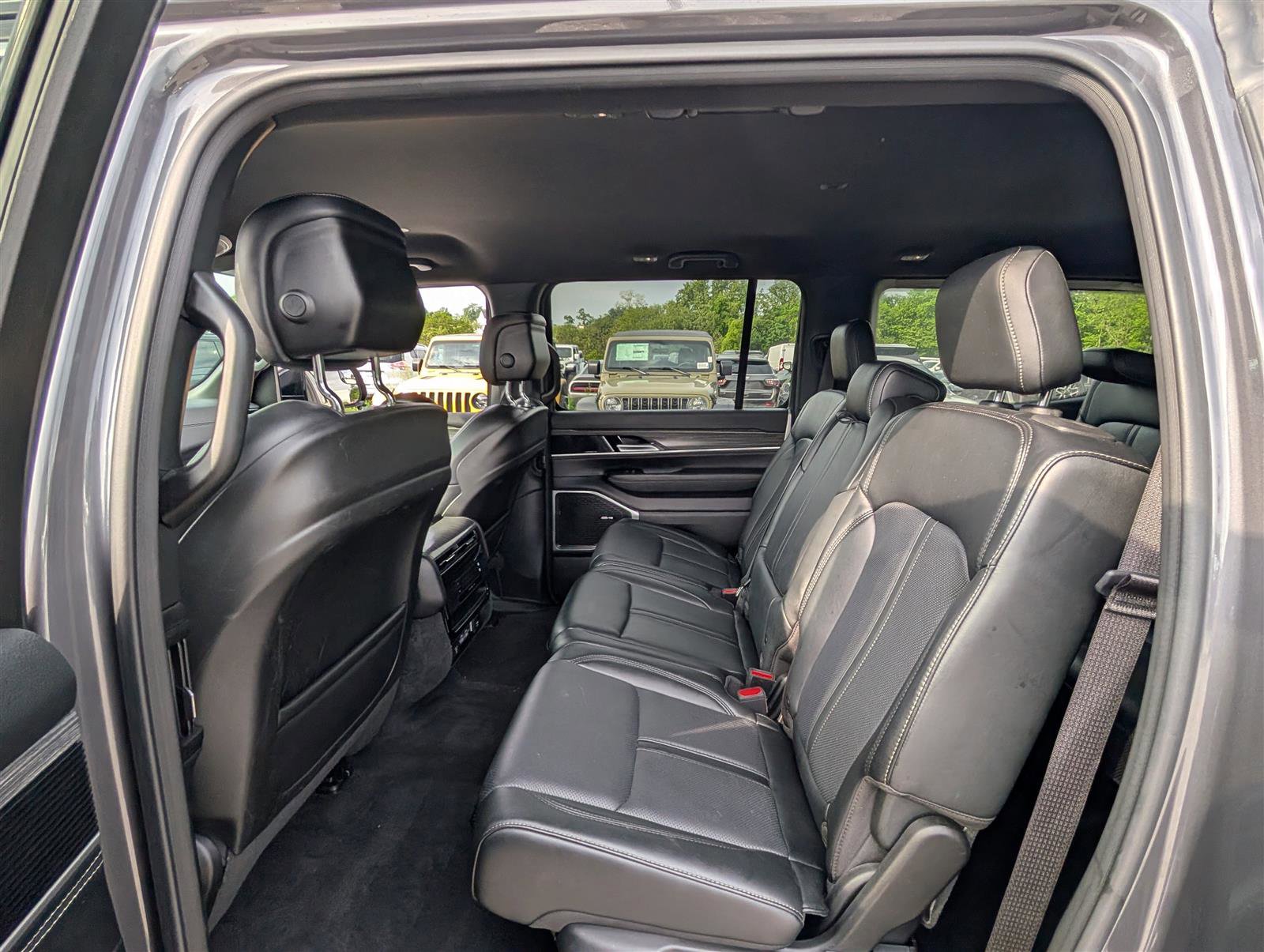 Used 2024 Jeep Wagoneer Series II w/ Flexible Seating Group image 14