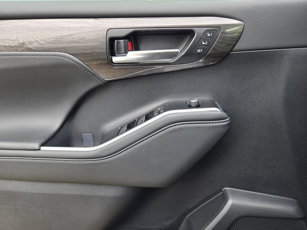 New 2026 Toyota Highlander Platinum AWD/4WD image 17