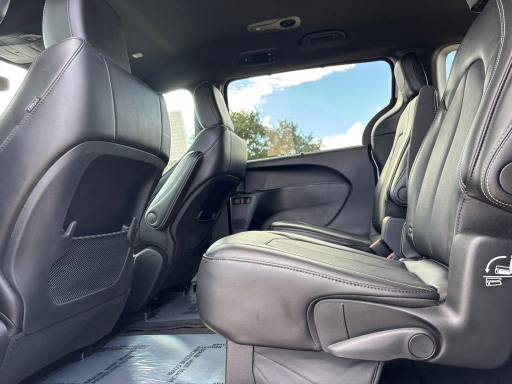 Used 2025 Chrysler Voyager LX image 21