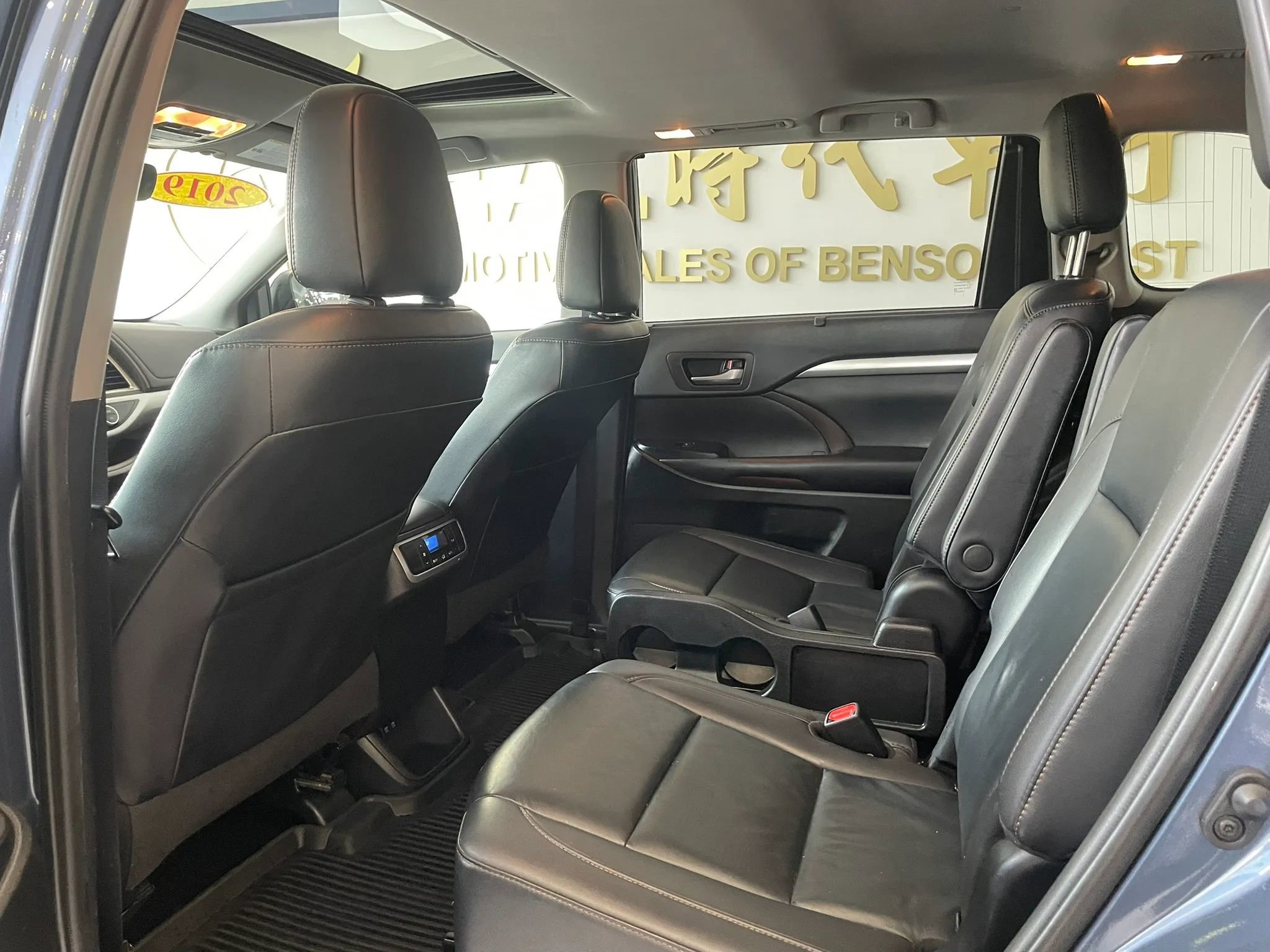 Used 2019 Toyota Highlander XLE AWD/4WD image 19