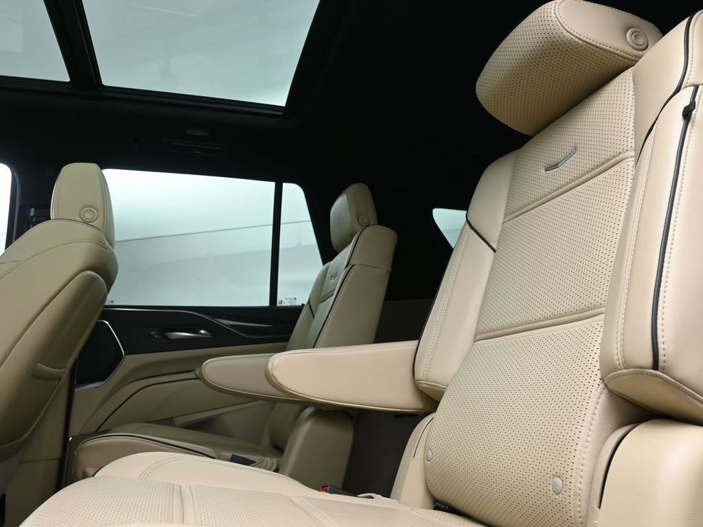 Used 2024 Cadillac Escalade Premium Luxury image 8