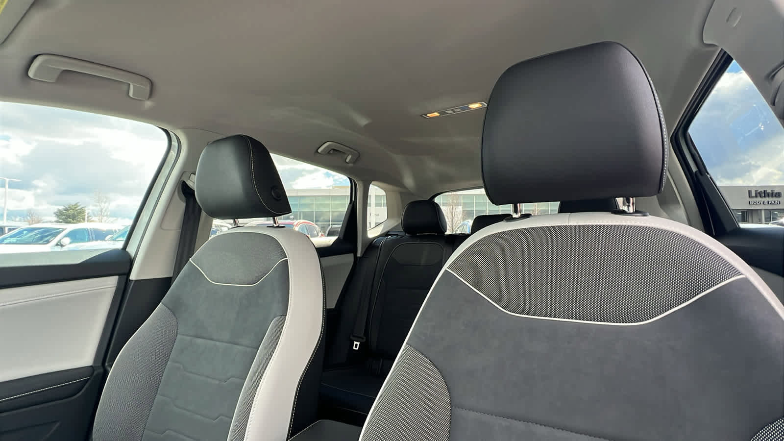 Used 2025 Volkswagen Taos SE image 11