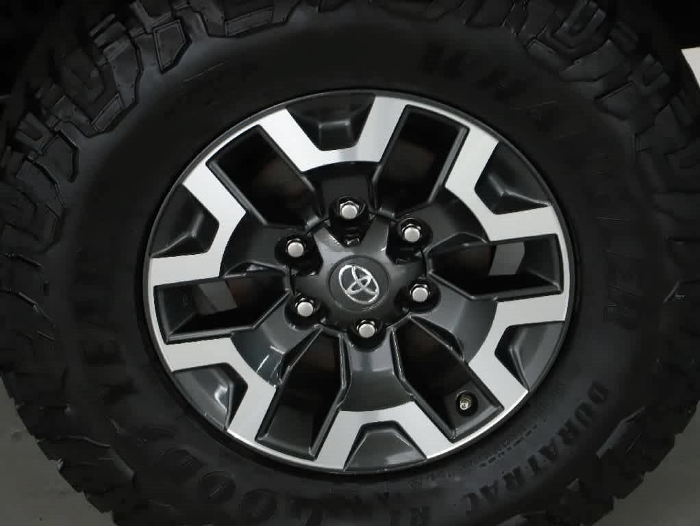 Certified 2020 Toyota Tacoma TRD Off-Road w/ Technology Package AWD/4WD image 37