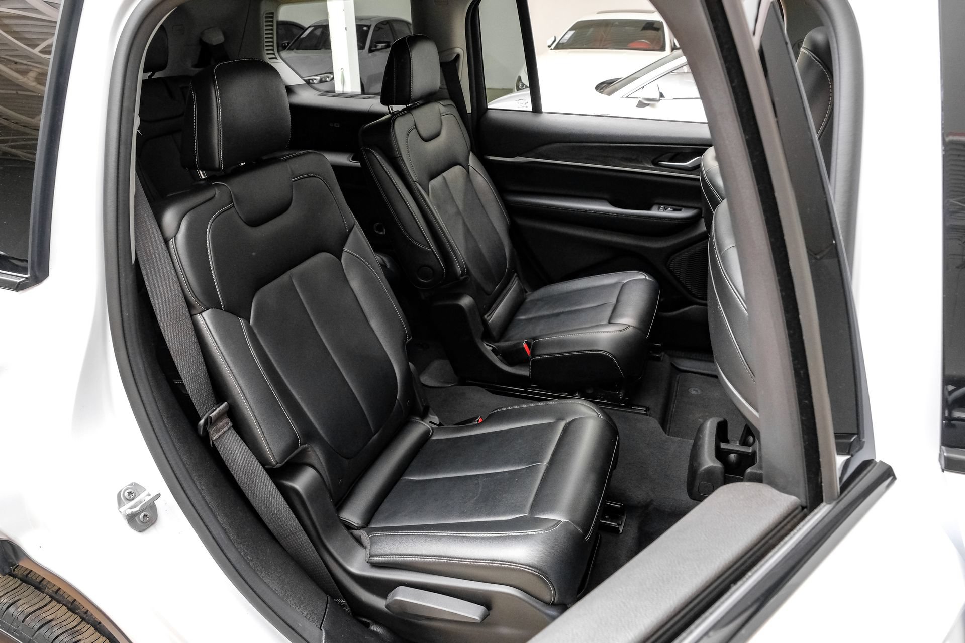 Used 2023 Jeep Grand Cherokee L Limited AWD/4WD image 39