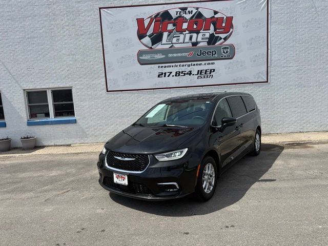 Used 2023 Chrysler Pacifica Touring-L image 1