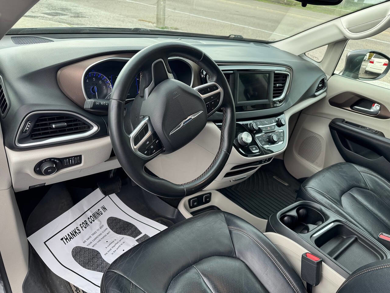 Used 2018 Chrysler Pacifica Touring-L FWD image 11