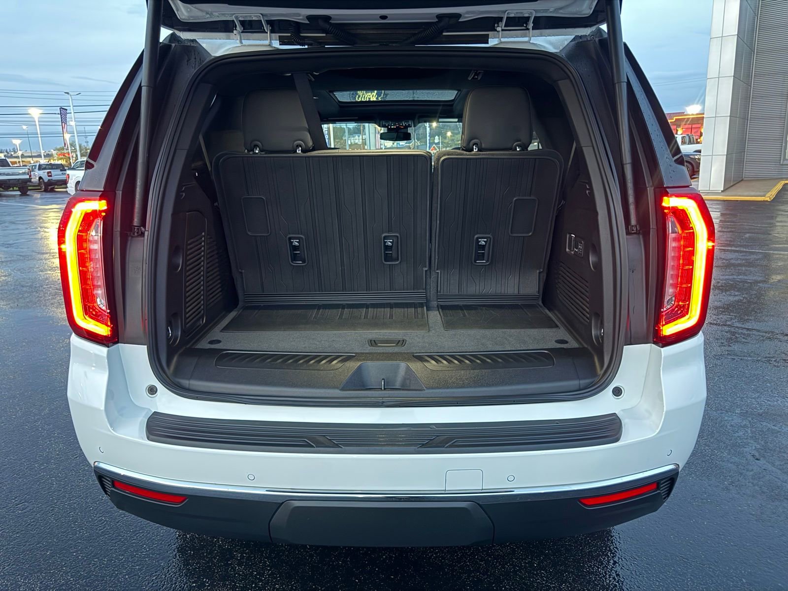Used 2024 GMC Yukon SLT w/ SLT Luxury Package image 43