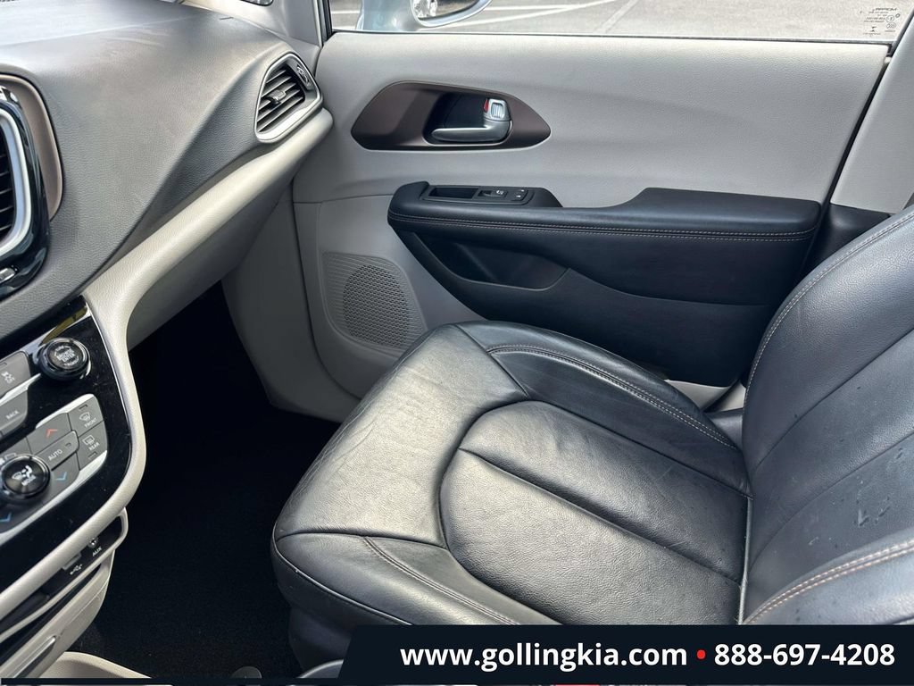 Used 2017 Chrysler Pacifica Touring-L w/ Tire & Wheel Group FWD image 29