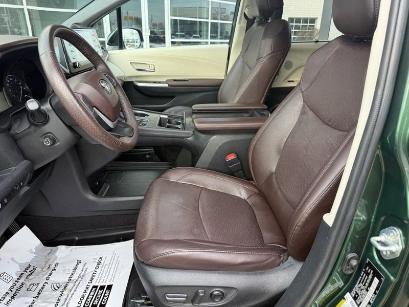 Used 2022 Toyota Sienna Platinum image 17