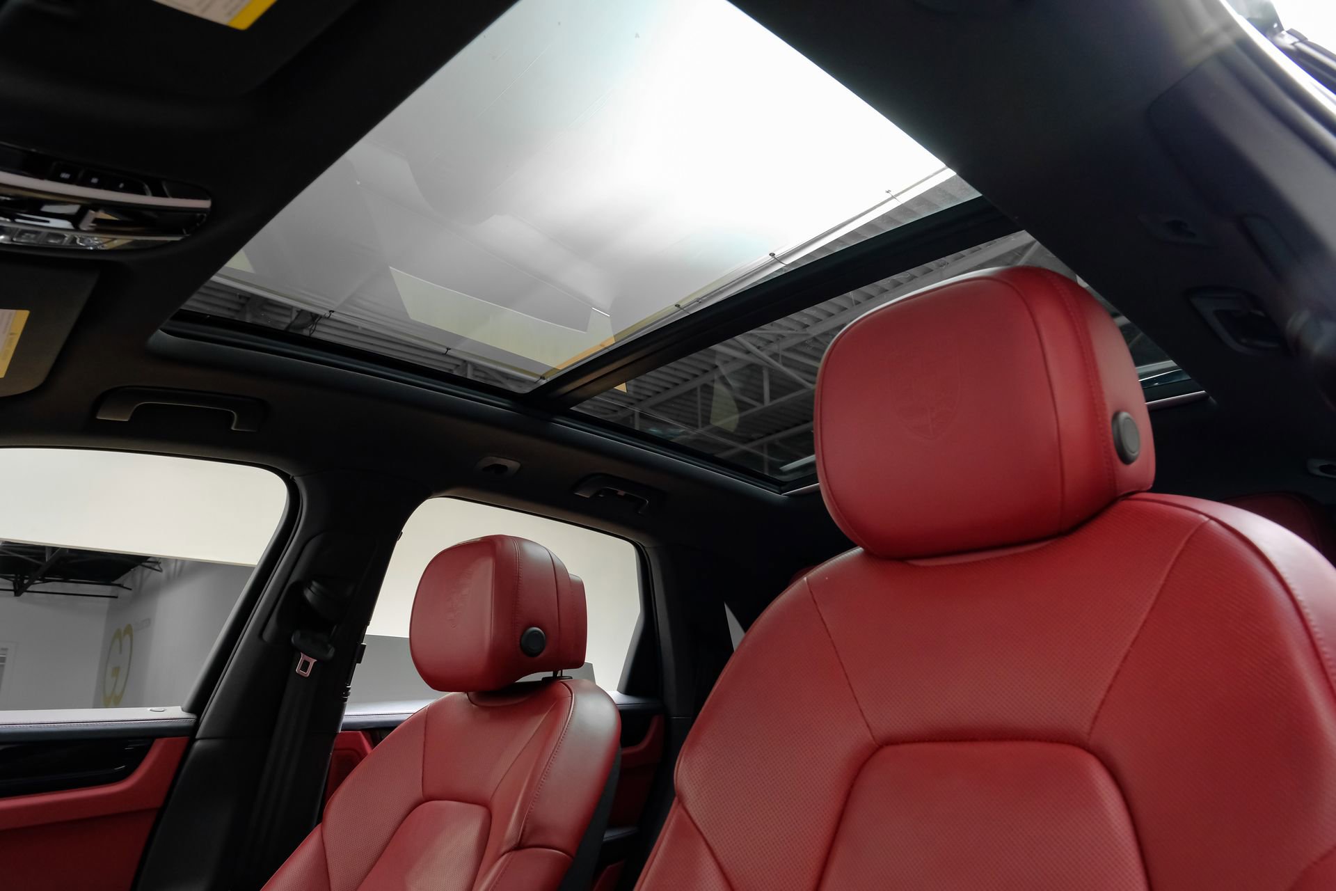 Used 2023 Porsche Cayenne Platinum Edition image 5