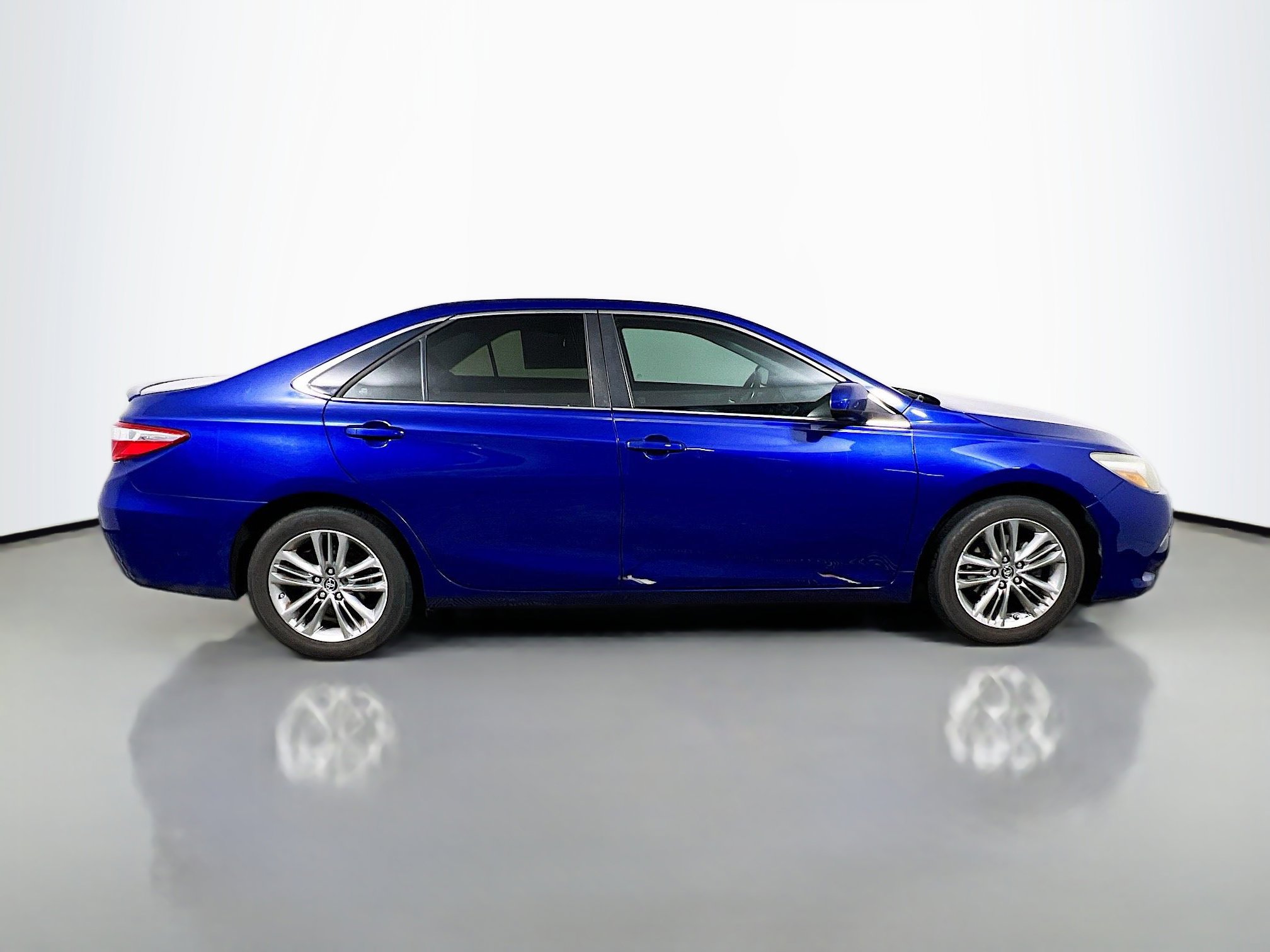 Used 2015 Toyota Camry SE image 3