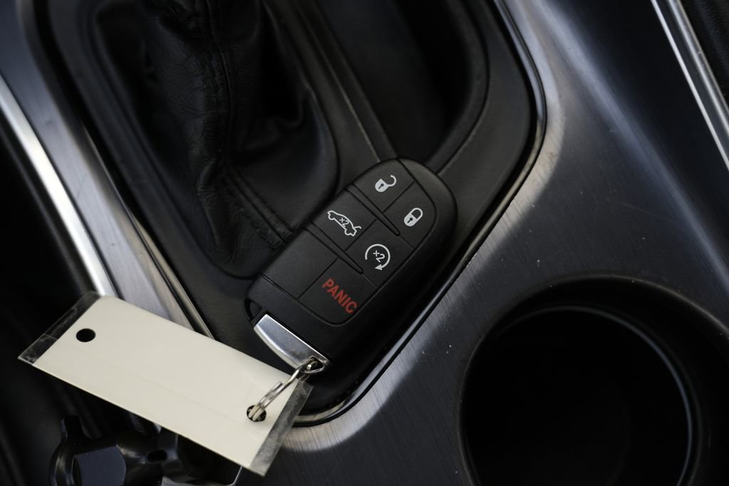 Used 2015 Dodge Challenger SXT image 44