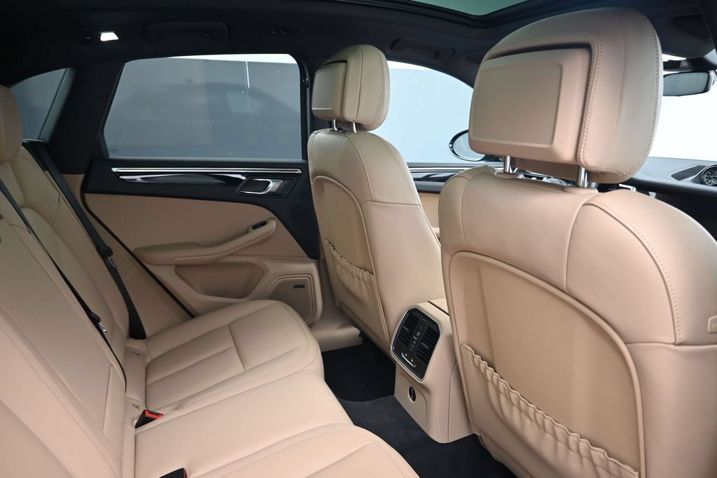 Certified 2026 Porsche Macan AWD/4WD image 7