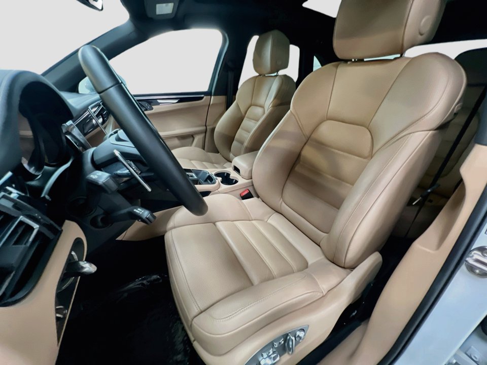 Certified 2026 Porsche Macan AWD/4WD image 5