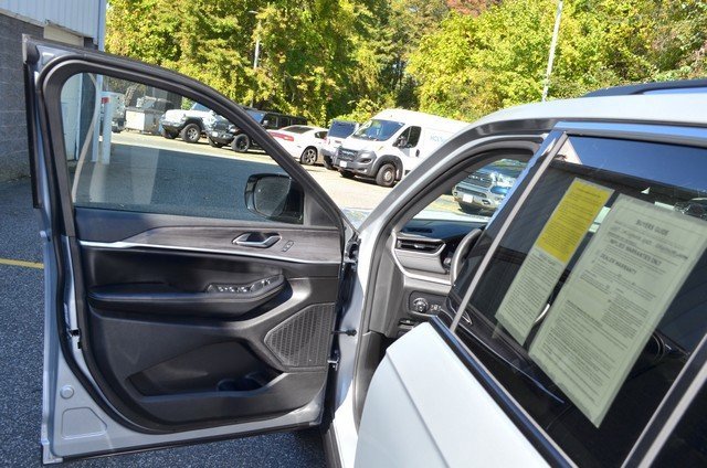 Used 2023 Jeep Grand Cherokee Limited image 15