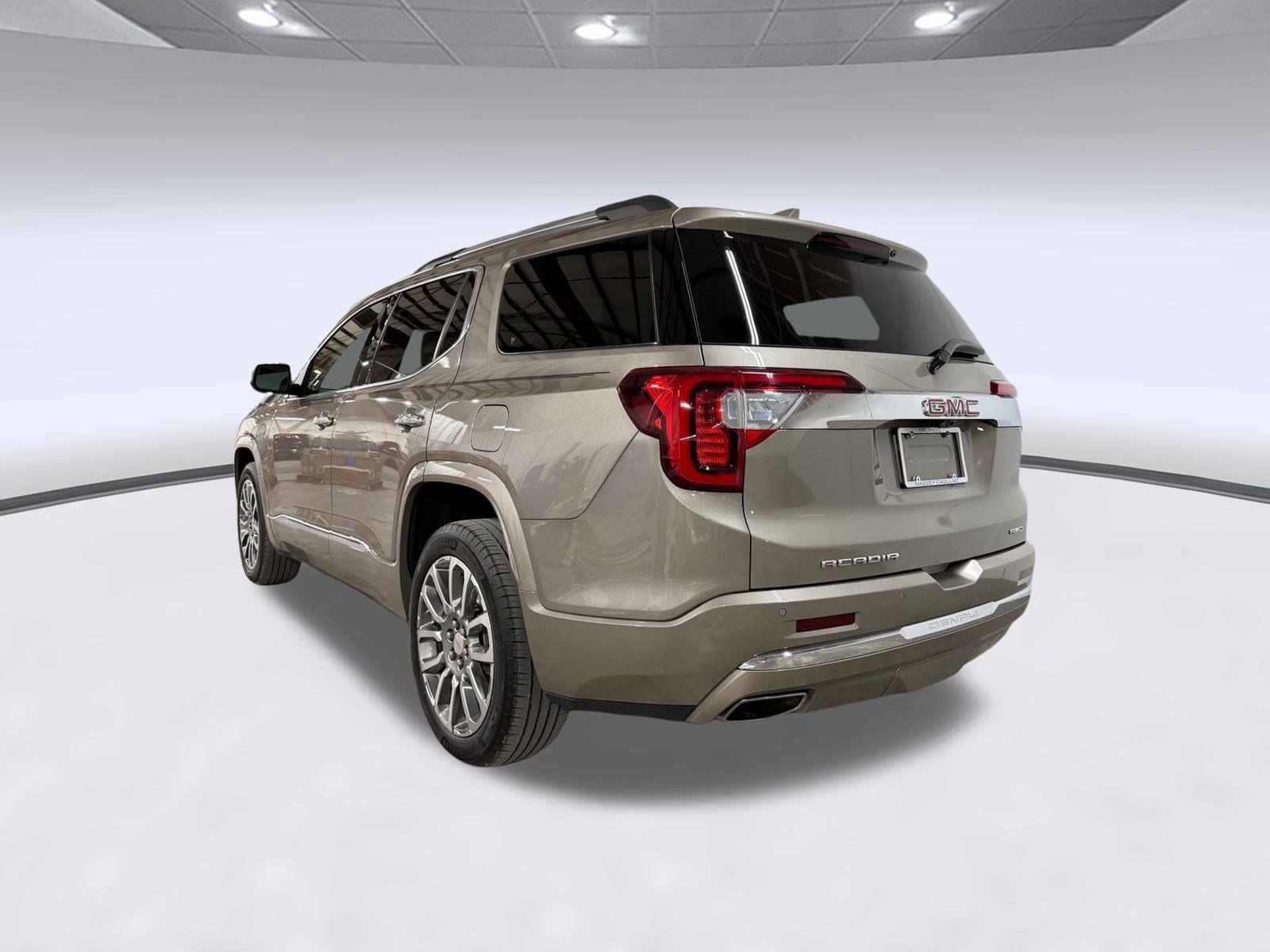 Used 2023 GMC Acadia Denali w/ Denali Ultimate Package AWD/4WD image 3