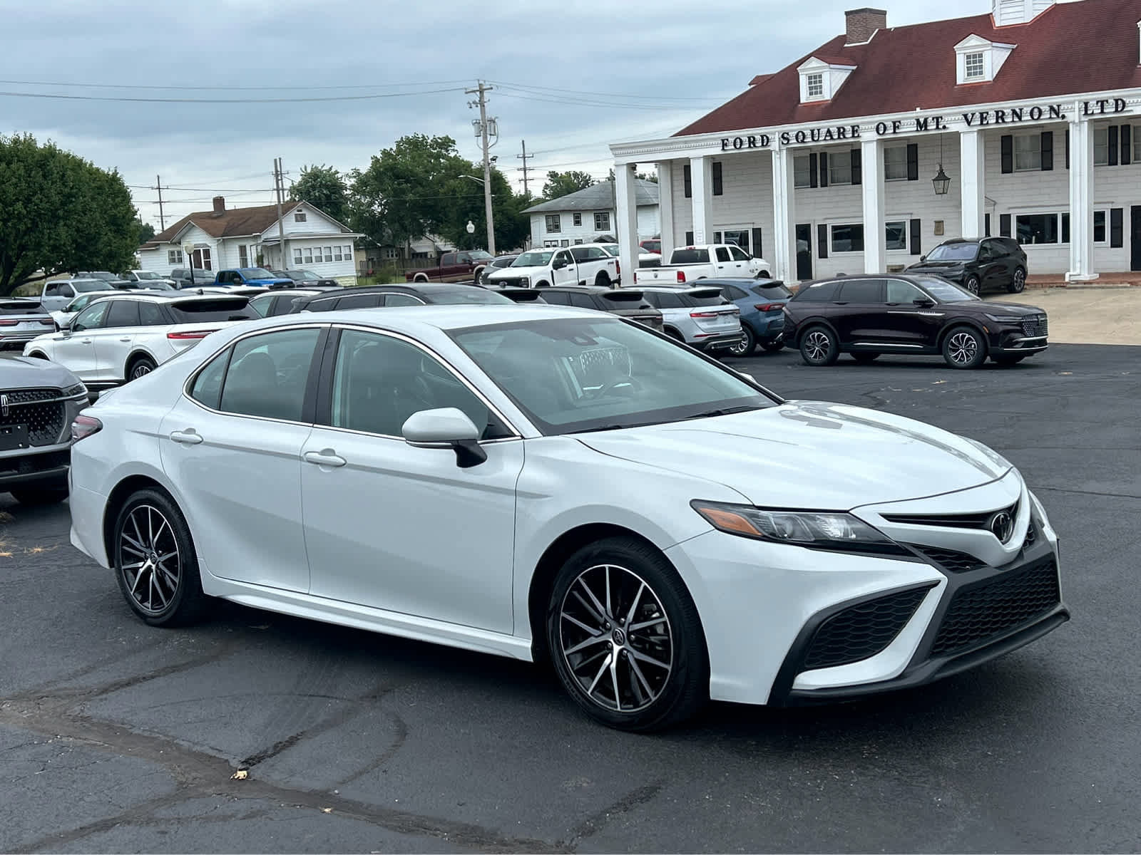 Used 2023 Toyota Camry SE image 3