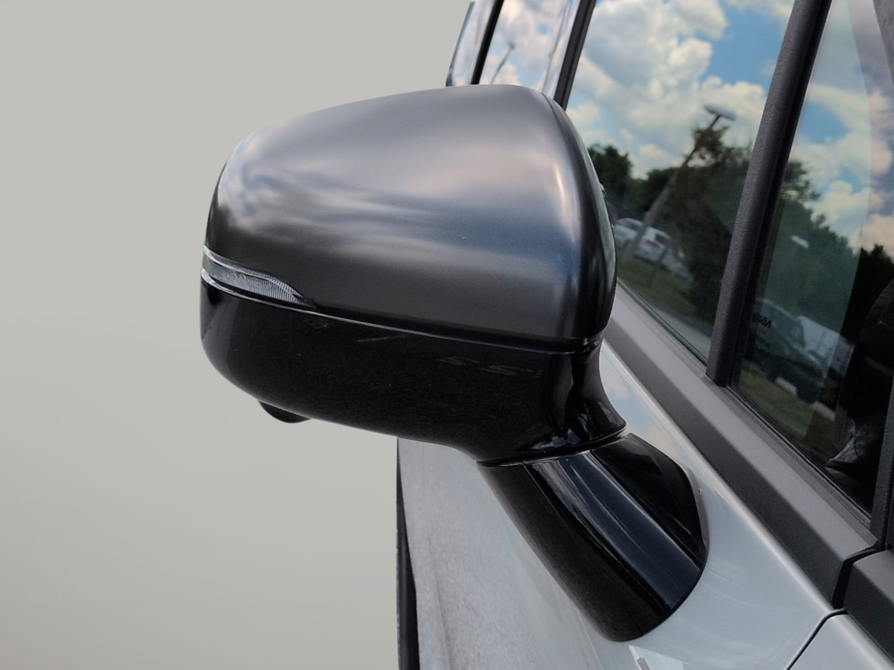 Certified 2025 Kia Carnival SX w/ SX Dark Edition Package FWD image 14