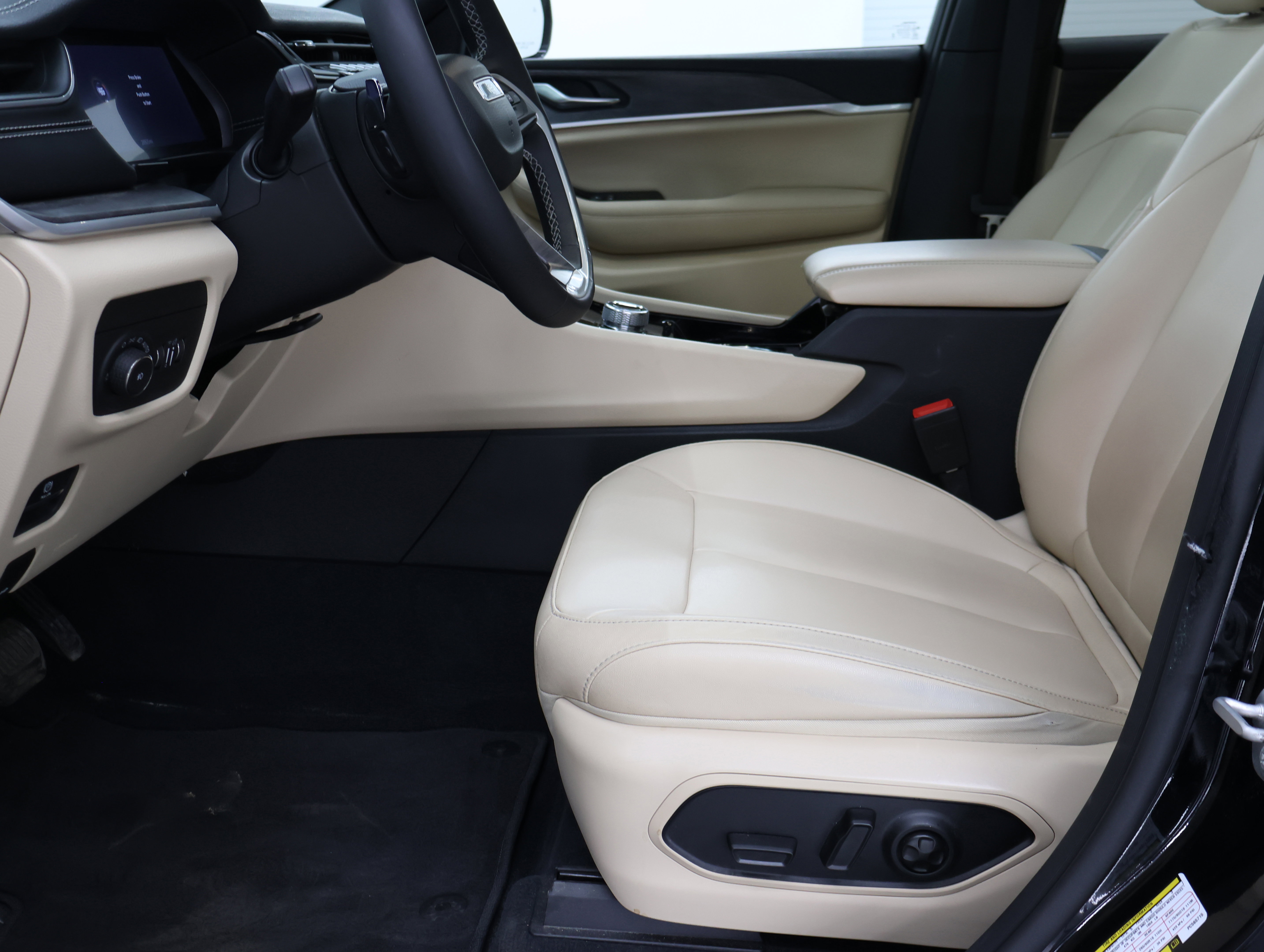 Used 2023 Jeep Grand Cherokee Limited image 8