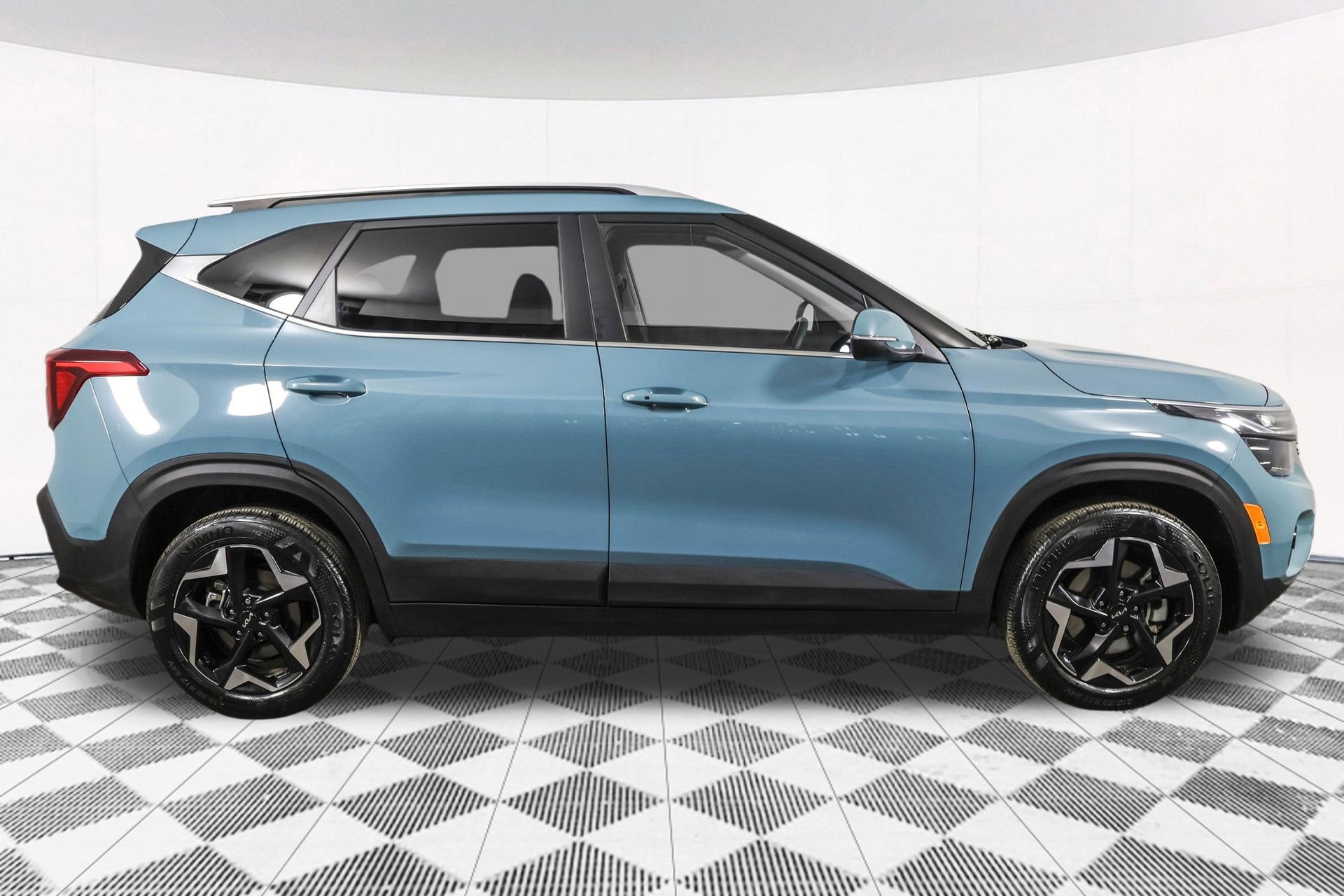 Used 2025 Kia Seltos EX image 16