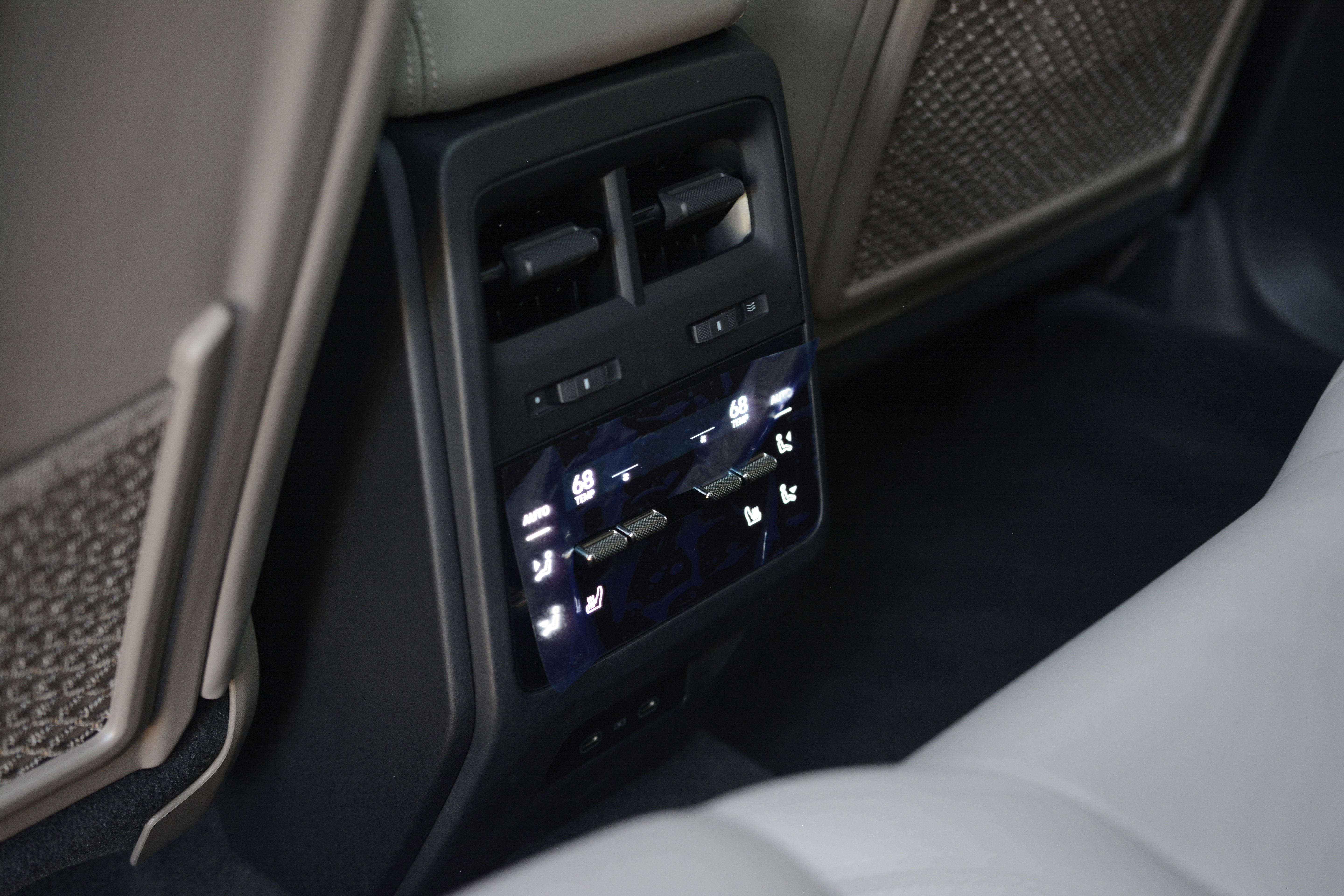 Certified 2025 Porsche Macan Turbo Electric AWD/4WD image 30